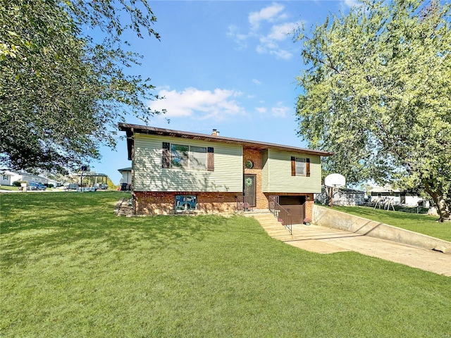 split foyer home featuring a front lawn