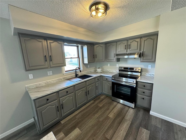 kitchen featuring gray cabinetry, sink, dark wood-type flooring, a textured ceiling, and stainless steel electric stove