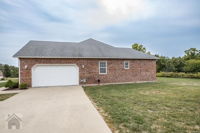 view of front facade featuring a front lawn and a garage