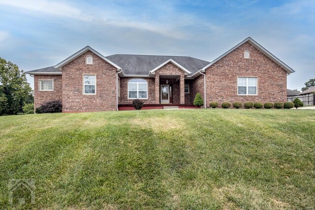 single story home with a front yard