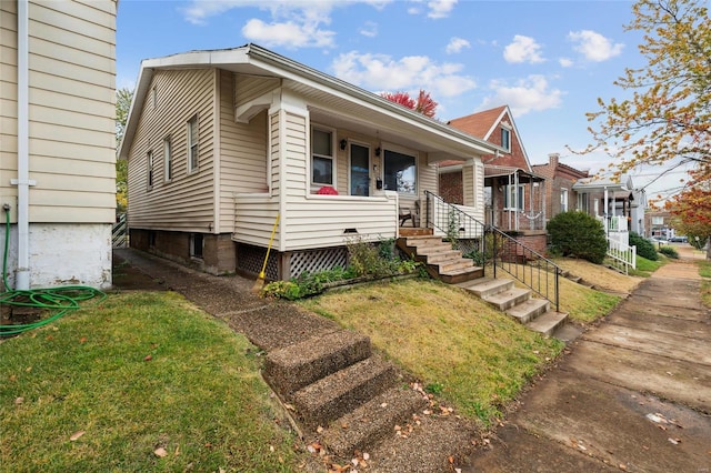 view of front facade with a front lawn and covered porch