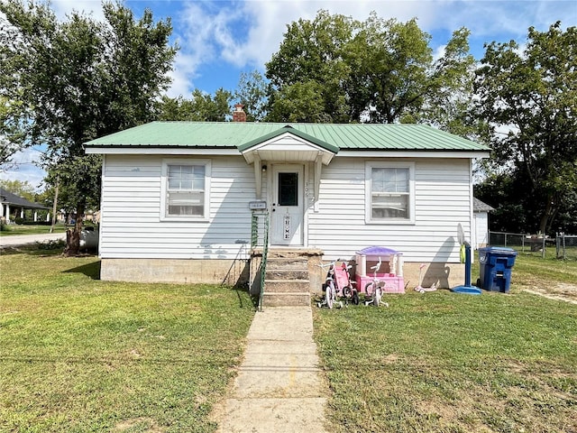 bungalow-style house featuring a front lawn