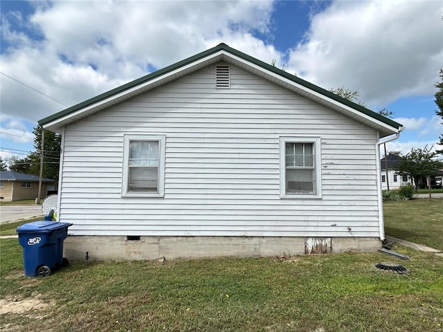 view of side of property featuring a yard