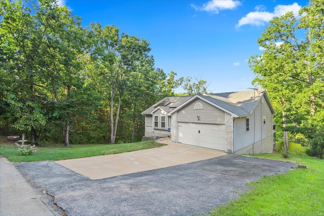 view of front of property featuring a front yard and a garage