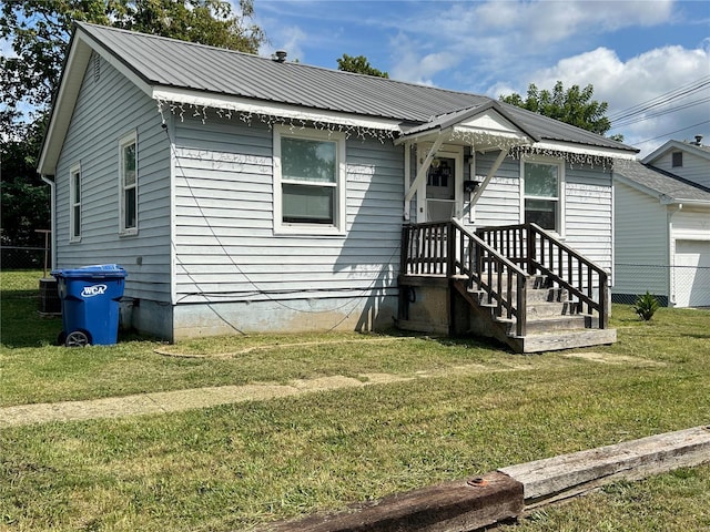 view of front of home featuring a front yard