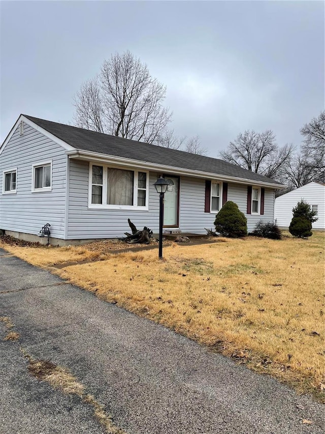 single story home featuring a front lawn