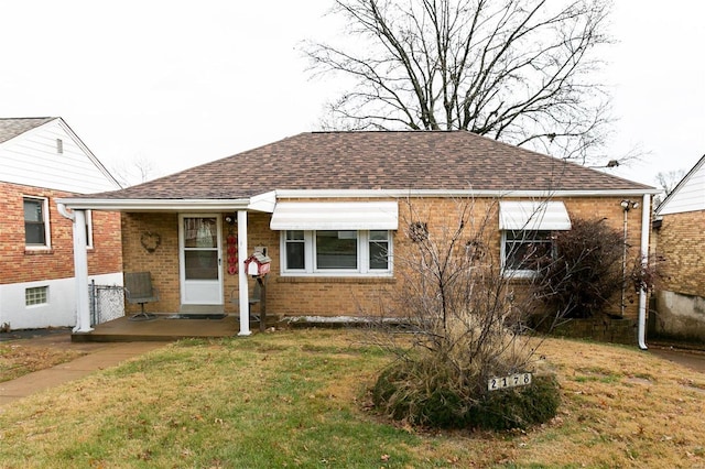 view of front facade with a front lawn