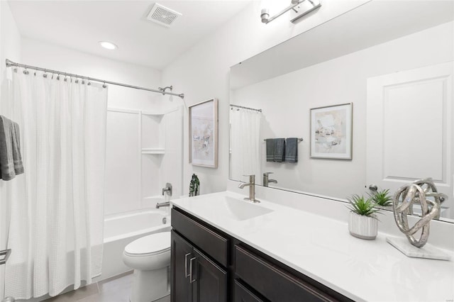 full bathroom with visible vents, toilet, shower / tub combo with curtain, recessed lighting, and vanity