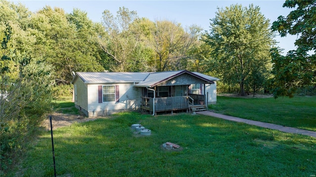 view of front of home featuring a front lawn