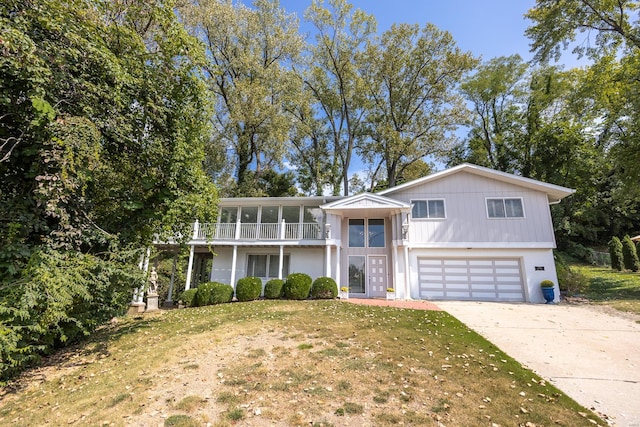 view of front facade featuring a front yard and a garage