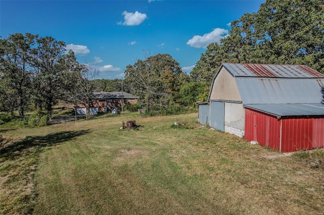 view of yard with an outbuilding