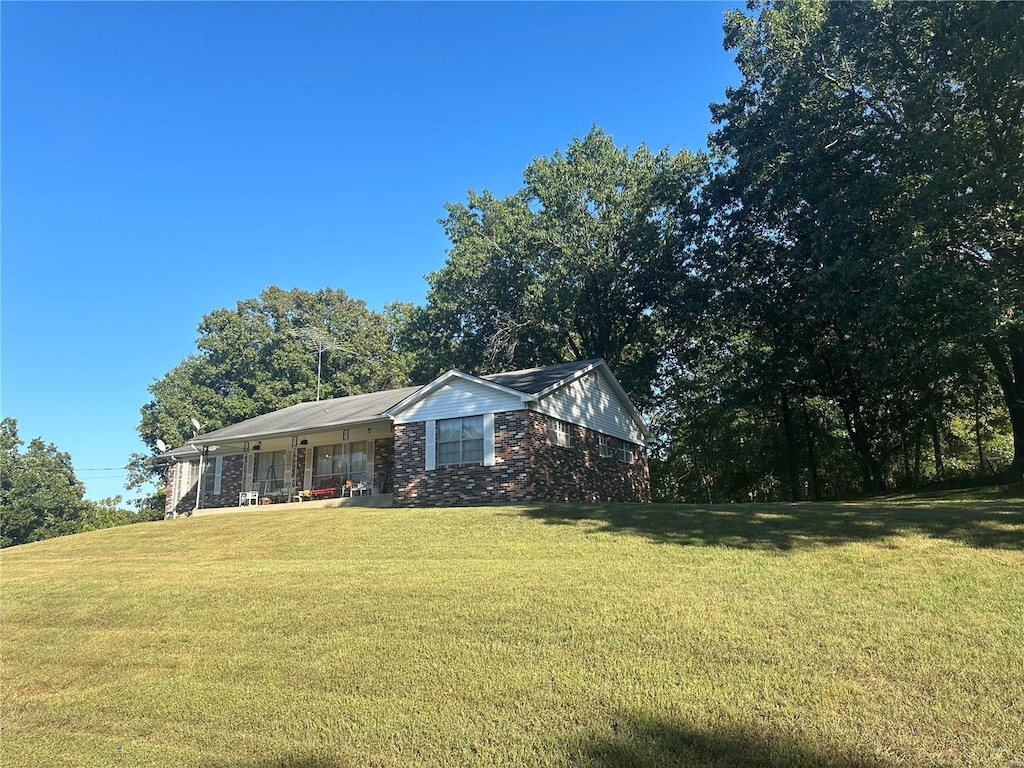 view of front of house featuring a front yard