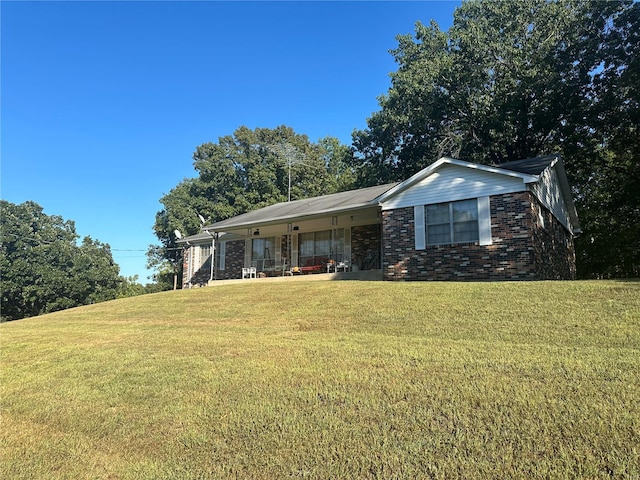 single story home with a front yard