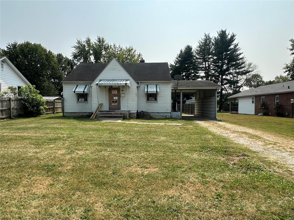 view of front of house featuring a front lawn and a carport