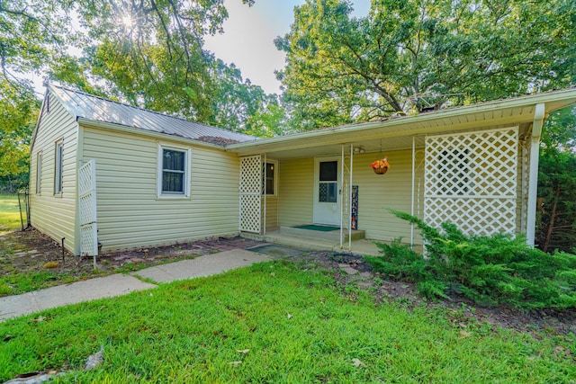 single story home with a porch and a front yard