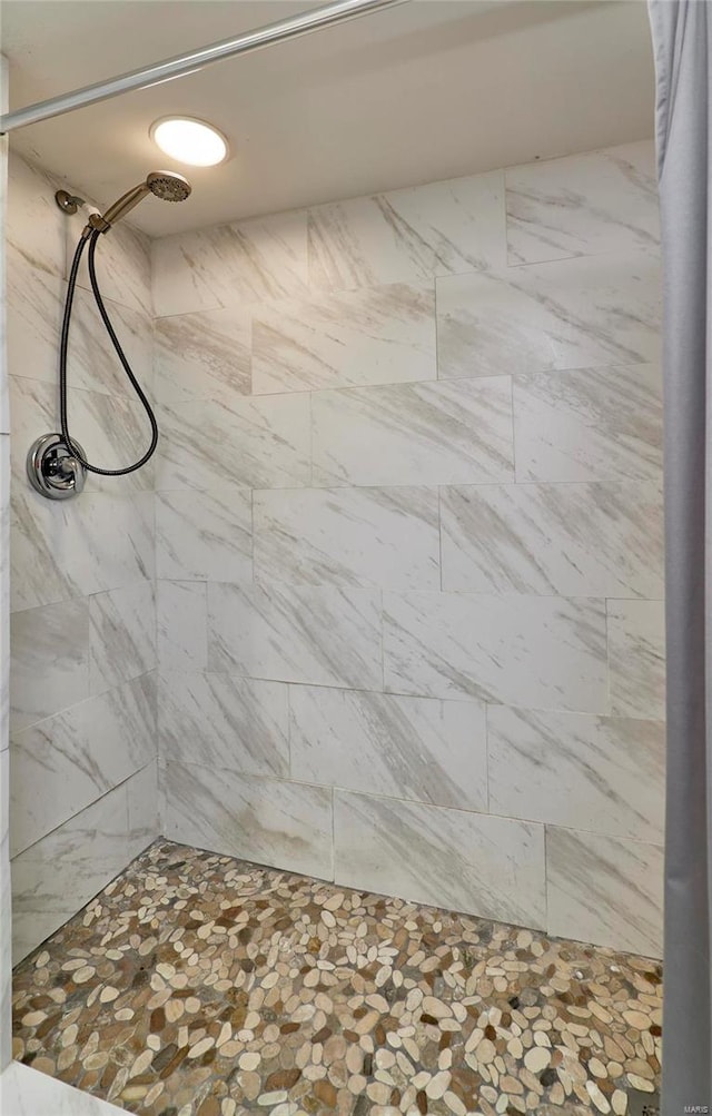 bathroom featuring a tile shower