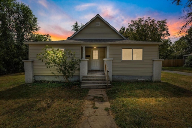 view of front of property featuring a yard