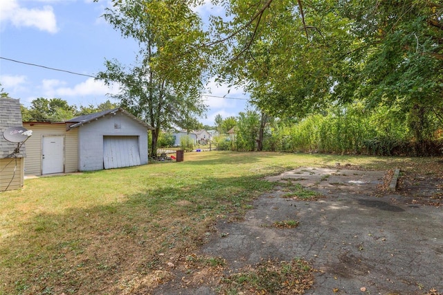 view of yard with a garage