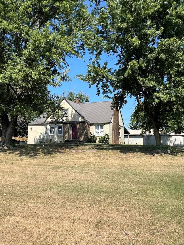 view of front of home with a front lawn