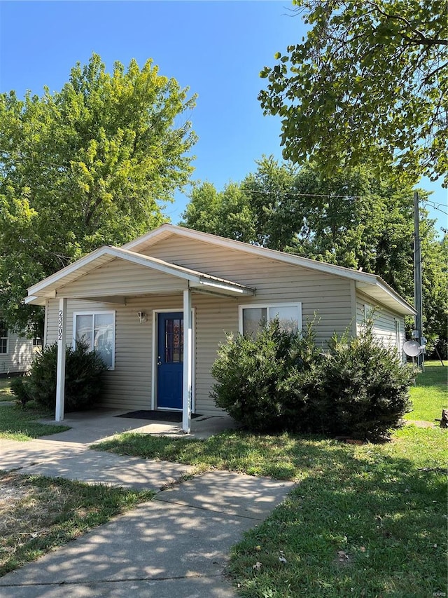 view of front of house featuring a front lawn