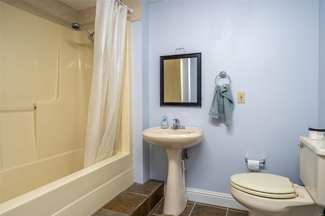 full bathroom featuring toilet, sink, tile patterned floors, and shower / bath combo with shower curtain