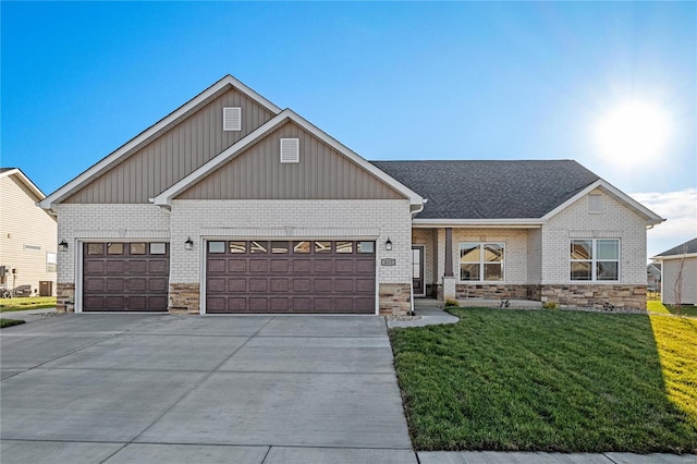 craftsman house featuring a front lawn and a garage