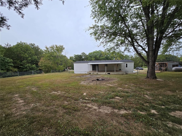 view of yard featuring an outbuilding