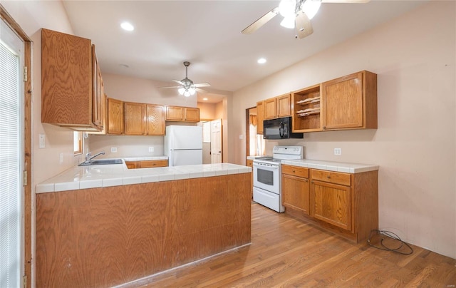 kitchen featuring light hardwood / wood-style flooring, kitchen peninsula, white appliances, and ceiling fan