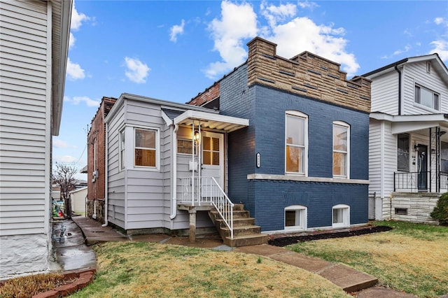 view of front of house featuring a front lawn