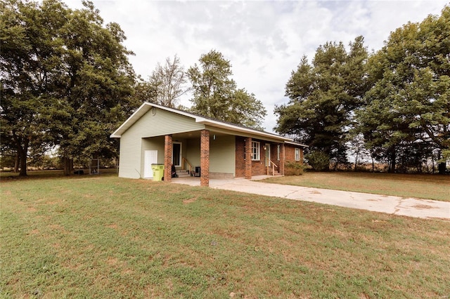 view of front of property featuring a front lawn