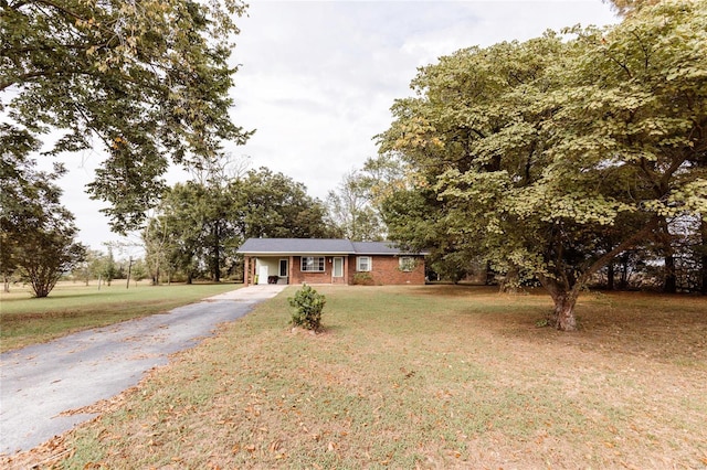 single story home with a front yard