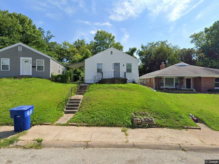 view of front of property with a front lawn