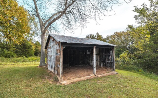 view of outdoor structure featuring a yard