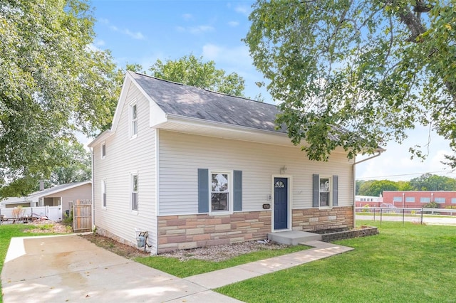 view of front of home featuring a front yard