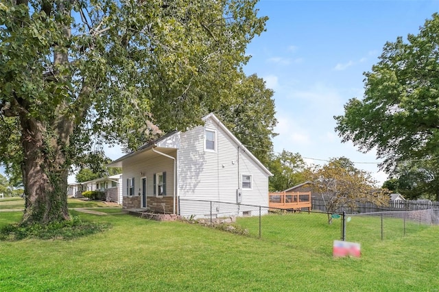 view of side of property featuring a yard