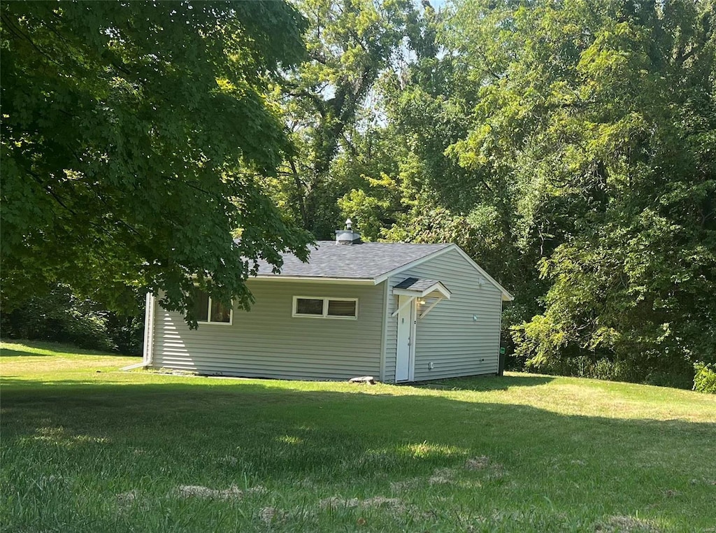 view of front of property featuring a front yard