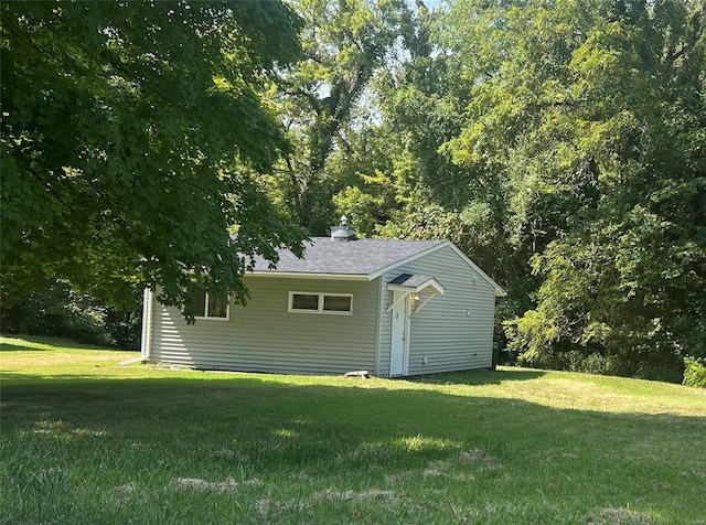 view of front of property featuring a front yard