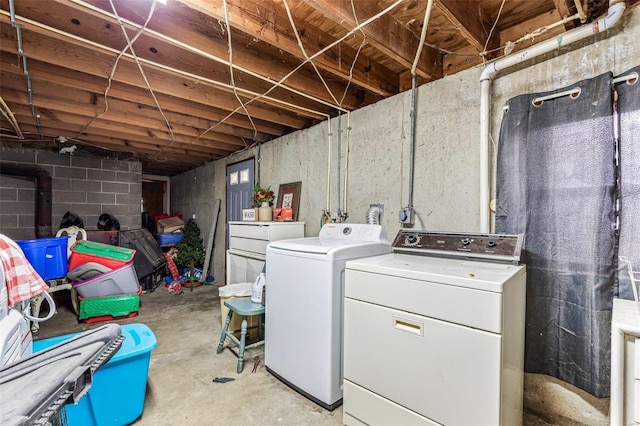 clothes washing area featuring washing machine and dryer