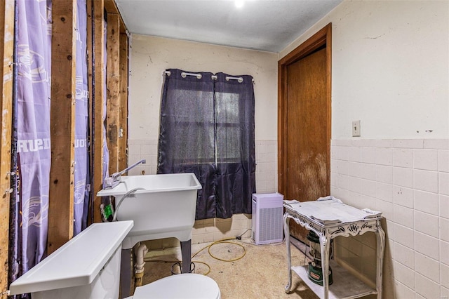 bathroom featuring toilet and sink