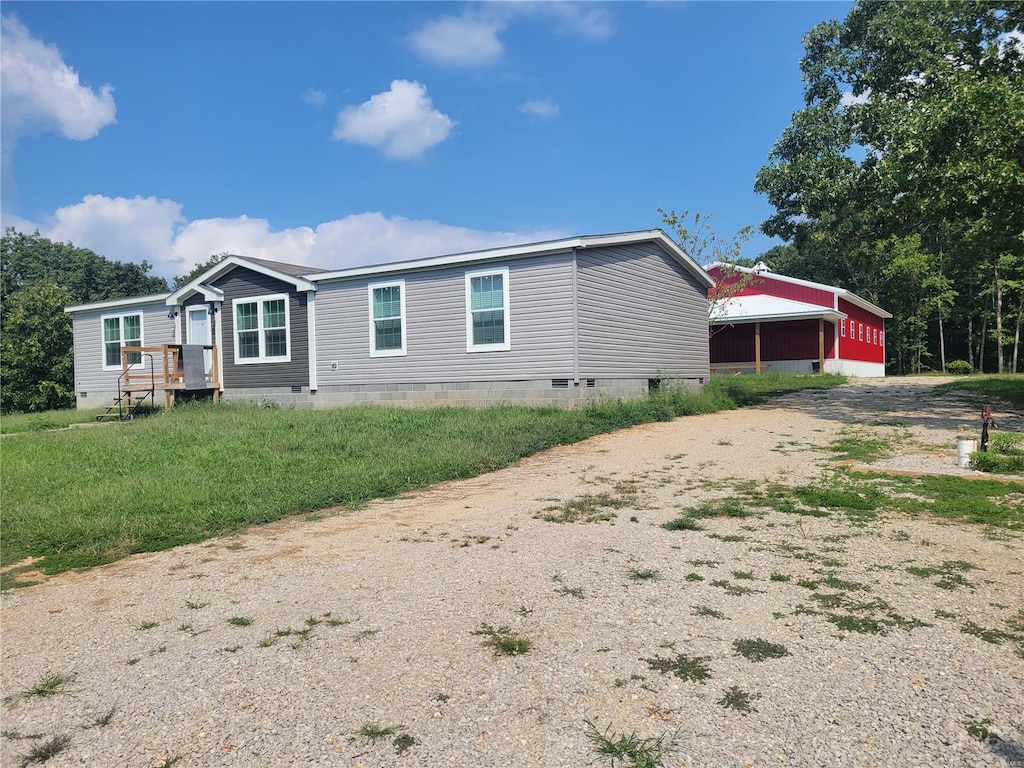 manufactured / mobile home with a front yard