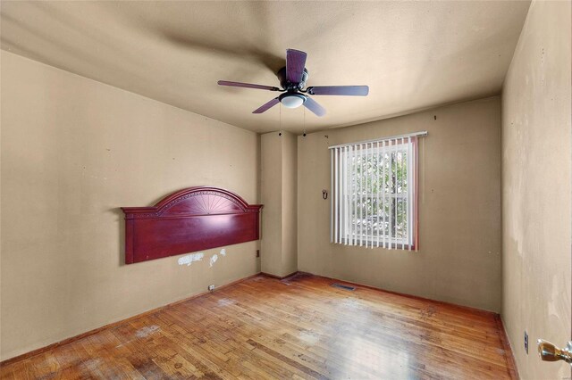 empty room featuring light wood-type flooring and ceiling fan