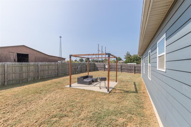 view of yard featuring a patio area