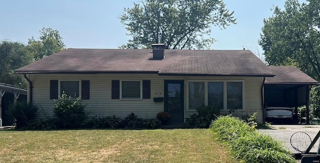 view of front of house featuring a front lawn and a carport