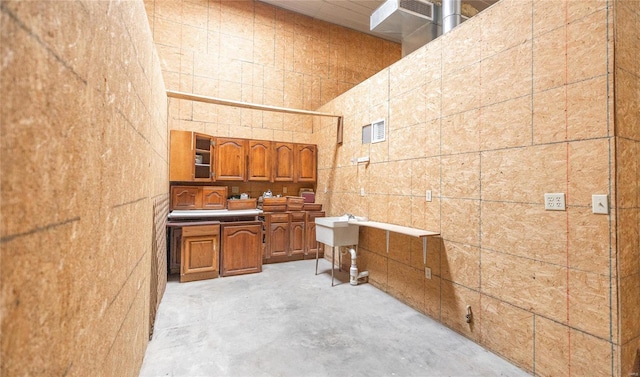 bathroom featuring concrete flooring, visible vents, and a high ceiling