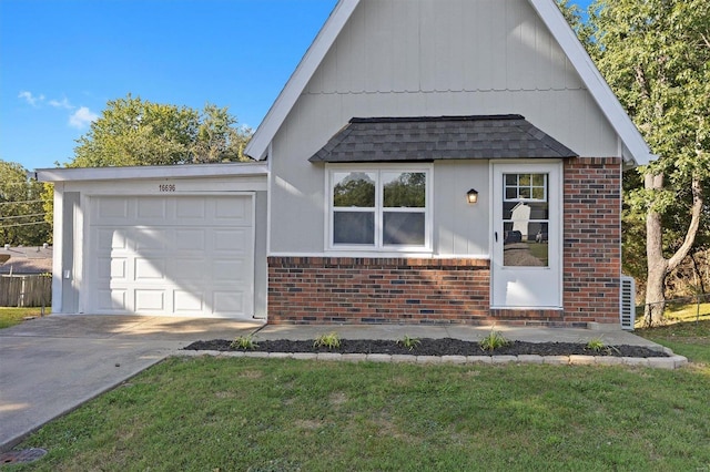 view of front facade featuring a garage and a front lawn