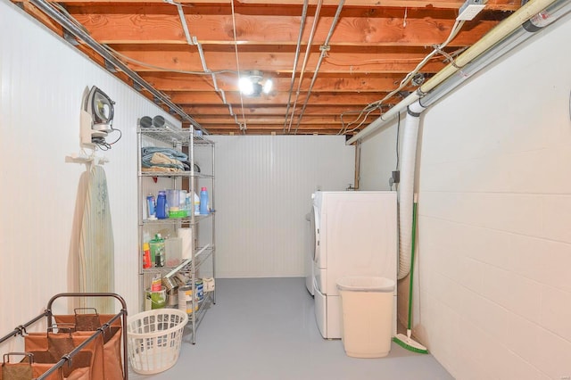 basement featuring washer and clothes dryer