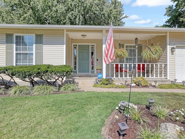 view of front of house featuring covered porch and a front yard