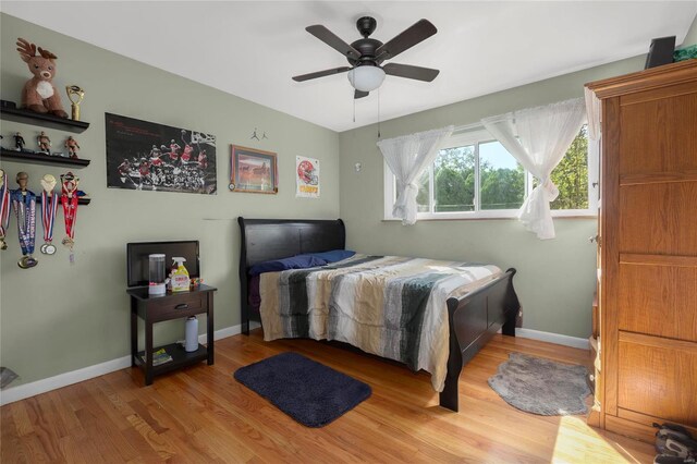 bedroom featuring light hardwood / wood-style floors and ceiling fan