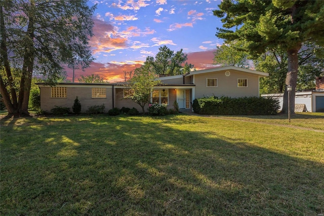 view of front of property featuring a yard