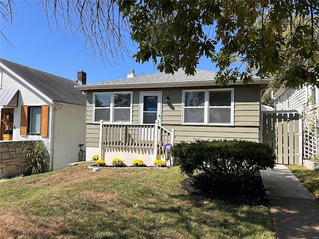 view of front of property featuring a front yard